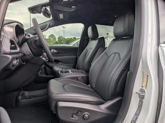 new 2025 Chrysler Pacifica car, priced at $40,252