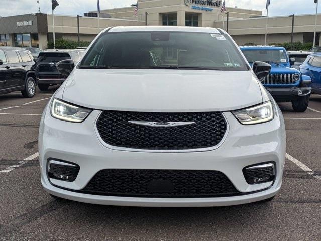 new 2025 Chrysler Pacifica car, priced at $40,252