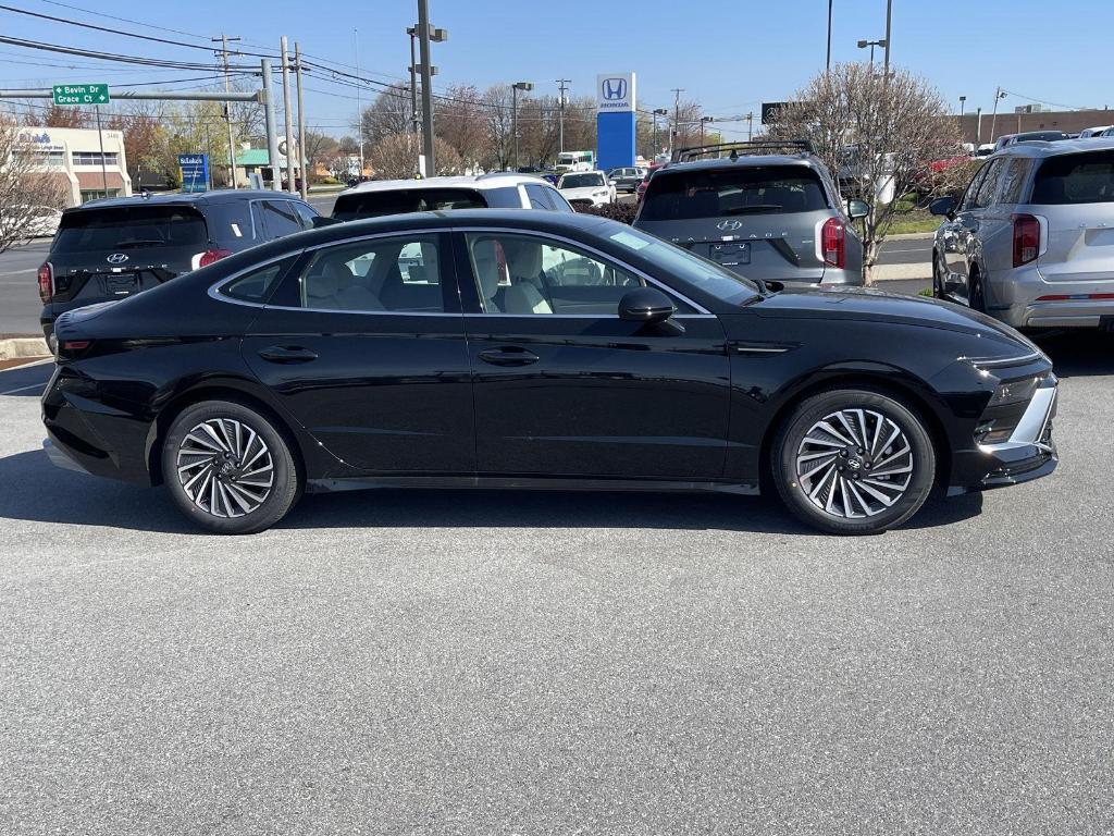 new 2025 Hyundai Sonata Hybrid car, priced at $32,290