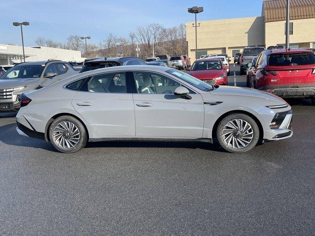 new 2025 Hyundai Sonata Hybrid car, priced at $32,925