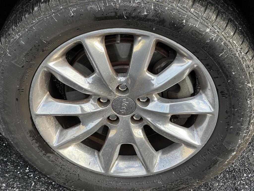 used 2015 Jeep Cherokee car, priced at $12,995