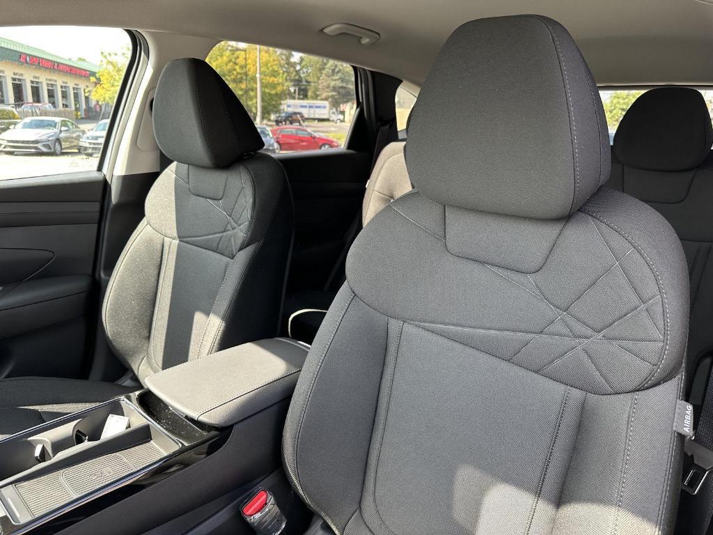 new 2025 Hyundai TUCSON Hybrid car, priced at $35,644