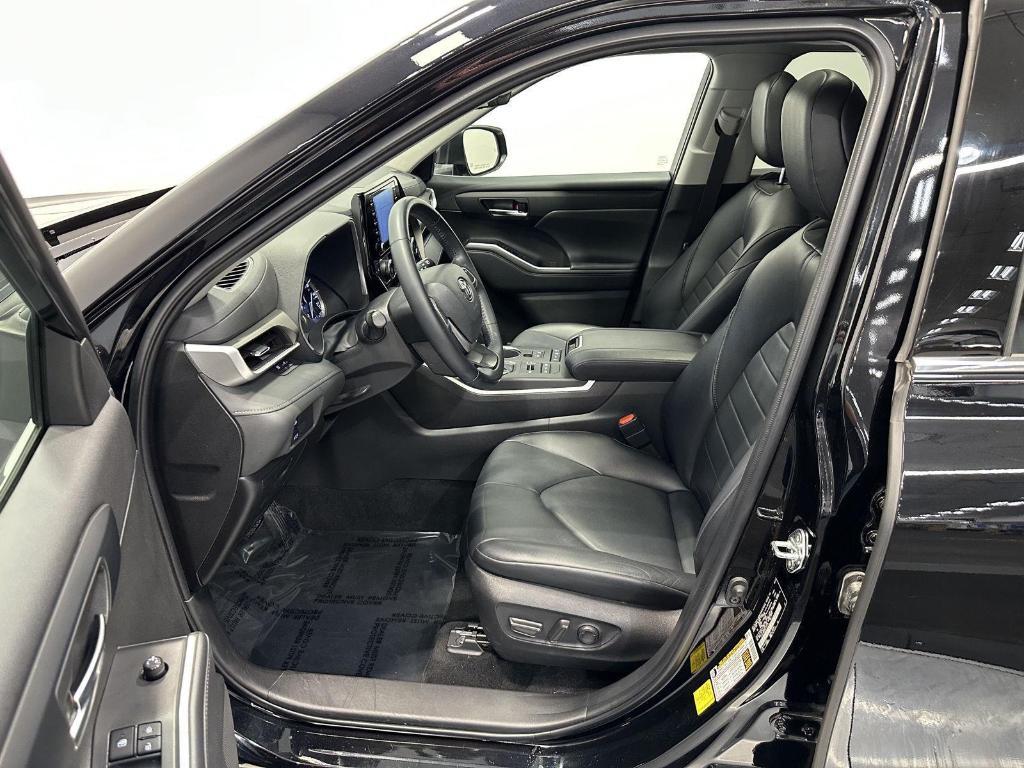 used 2022 Toyota Highlander car, priced at $35,495