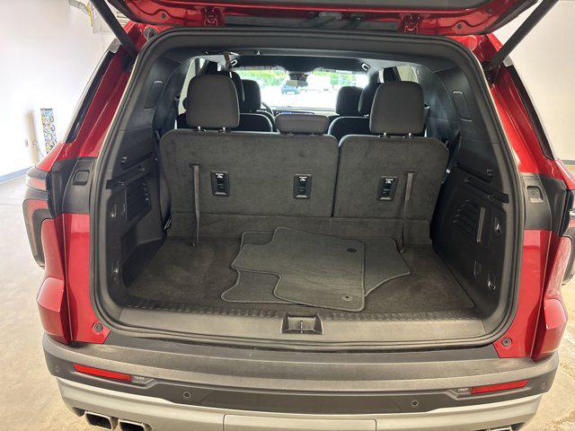 used 2024 Chevrolet Traverse car, priced at $38,999