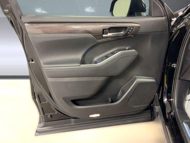 used 2022 Toyota Highlander car, priced at $36,999