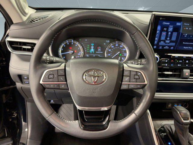 used 2022 Toyota Highlander car, priced at $36,999