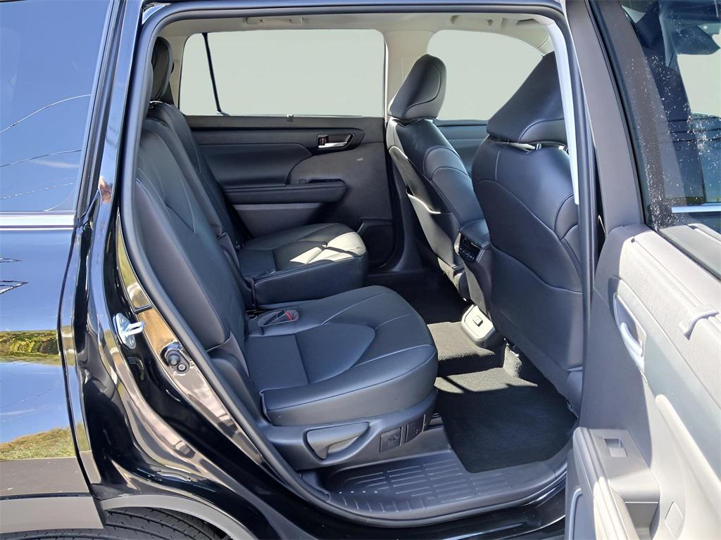 used 2022 Toyota Highlander car, priced at $38,643