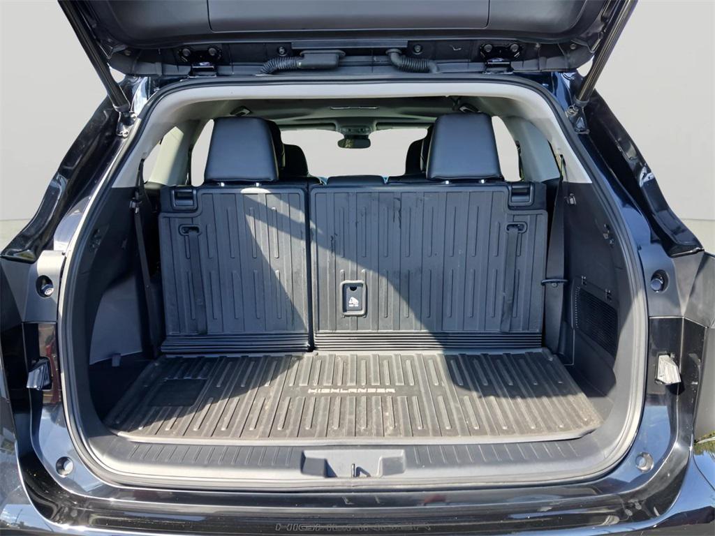 used 2022 Toyota Highlander car, priced at $38,643