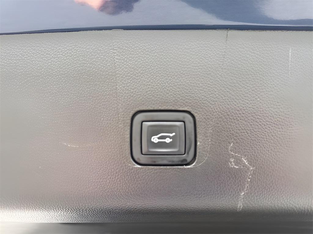 used 2023 Chevrolet Traverse car, priced at $31,888