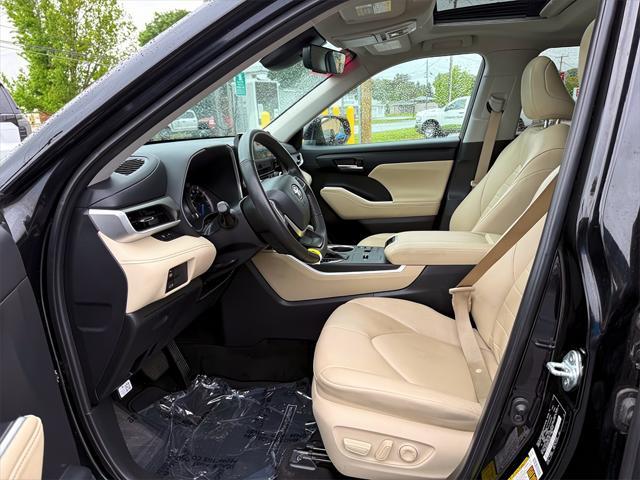 used 2023 Toyota Highlander Hybrid car, priced at $36,885