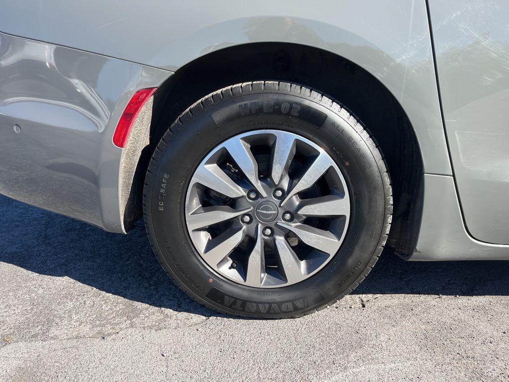 used 2021 Chrysler Pacifica Hybrid car, priced at $18,850