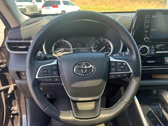 used 2022 Toyota Highlander car, priced at $36,932