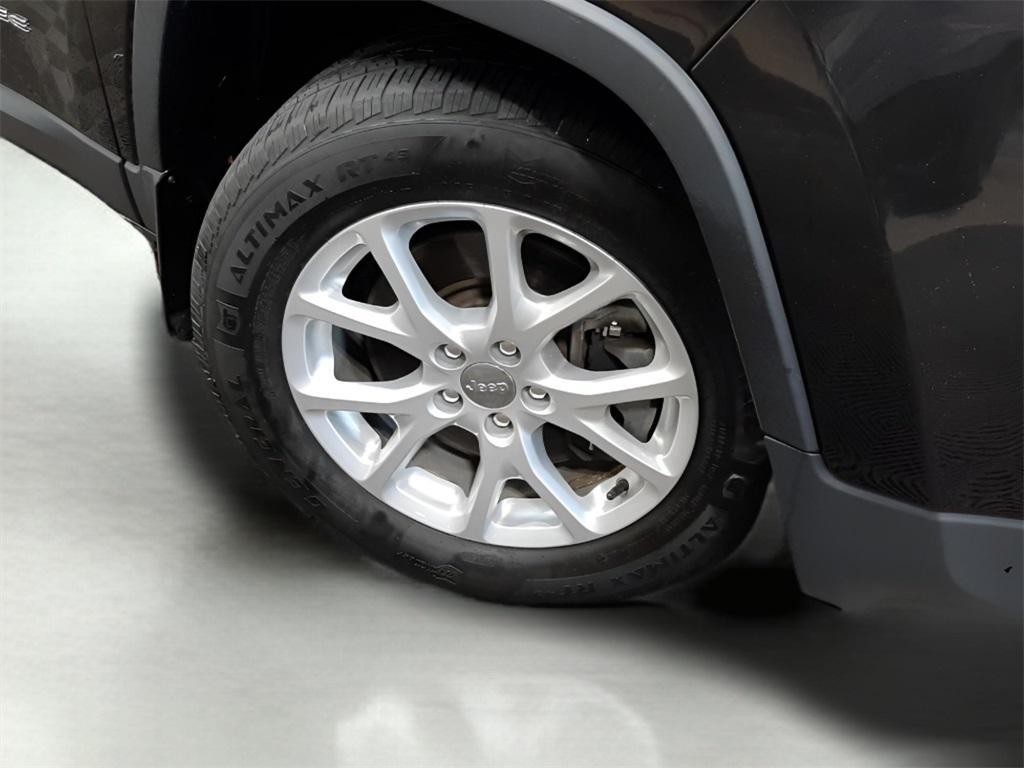 used 2015 Jeep Cherokee car, priced at $12,990