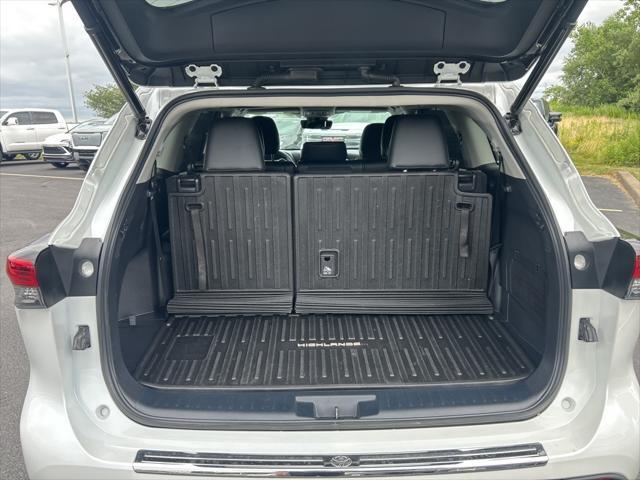 used 2022 Toyota Highlander car, priced at $35,647