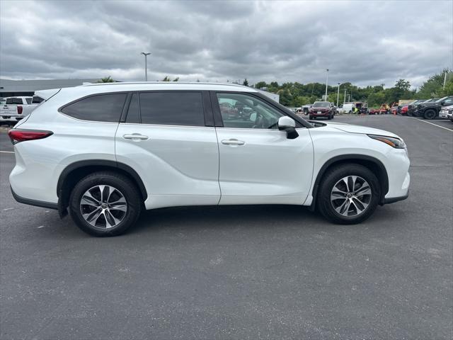 used 2022 Toyota Highlander car, priced at $35,647