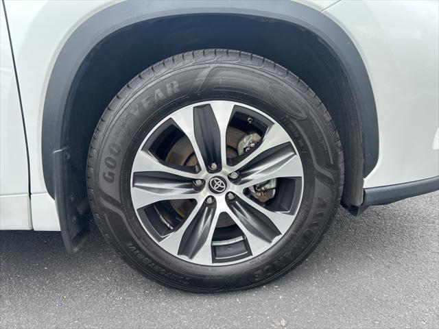 used 2022 Toyota Highlander car, priced at $35,647