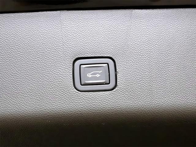 used 2022 Chevrolet Traverse car, priced at $31,923