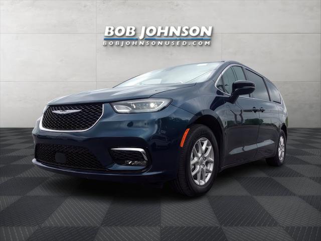 used 2025 Chrysler Pacifica car, priced at $39,086