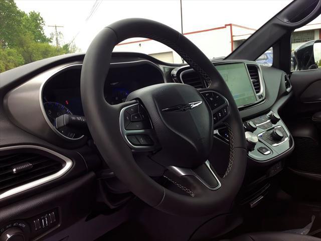 used 2025 Chrysler Pacifica car, priced at $39,086