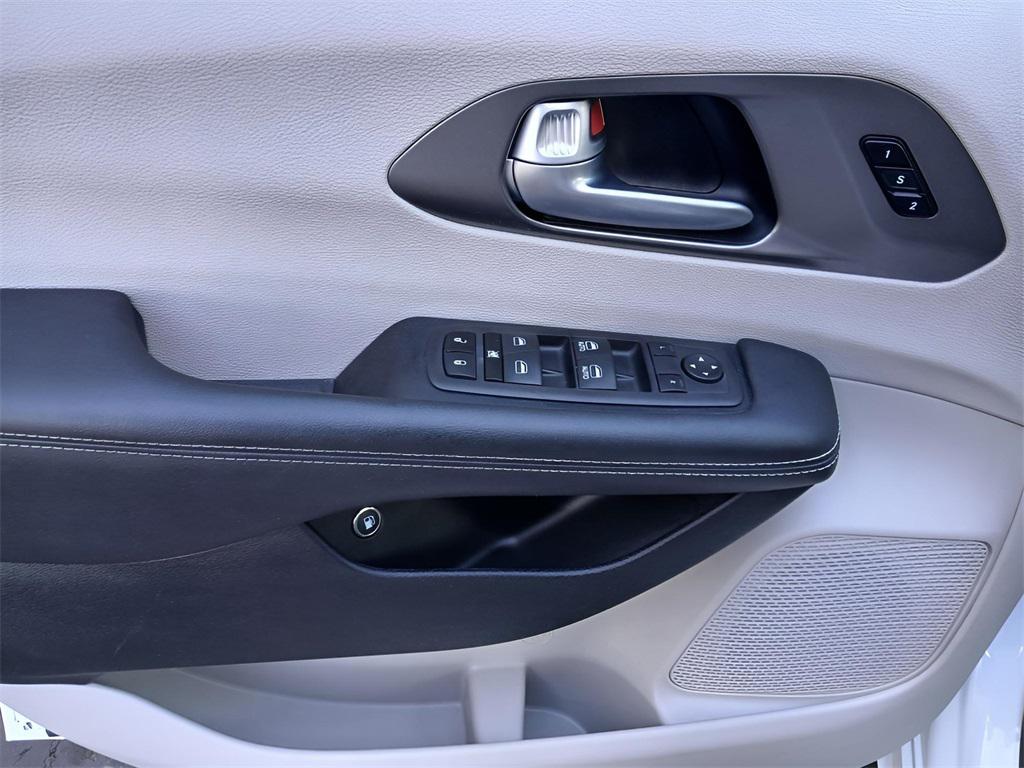 used 2024 Chrysler Pacifica Hybrid car, priced at $29,080