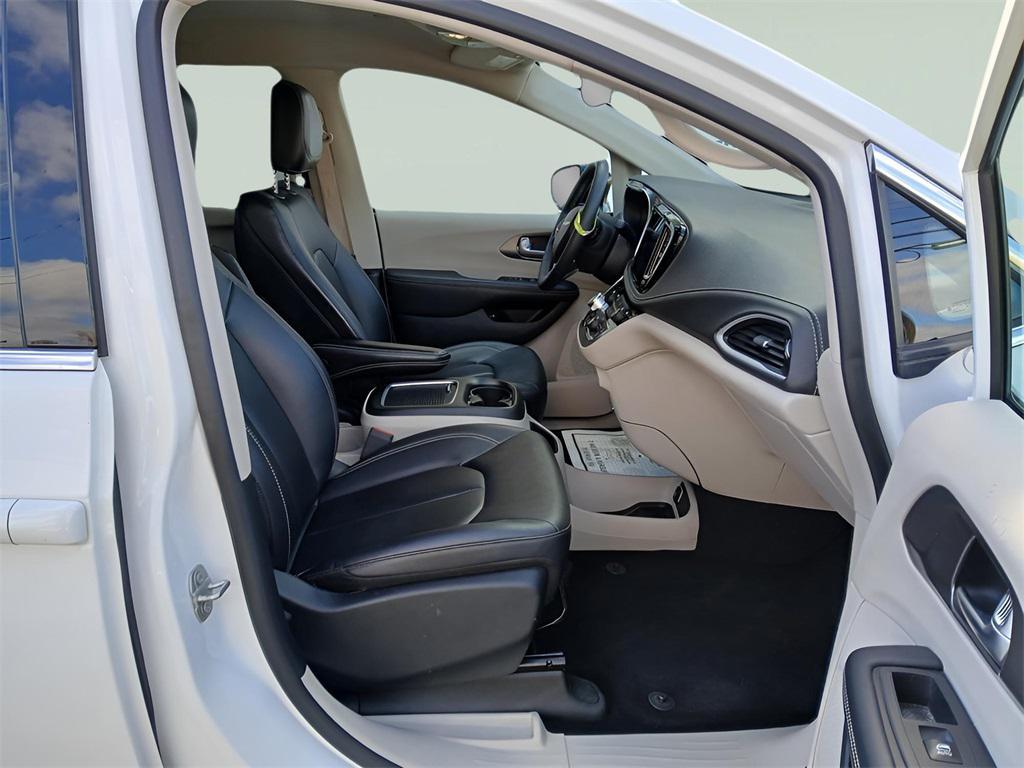 used 2024 Chrysler Pacifica Hybrid car, priced at $29,080