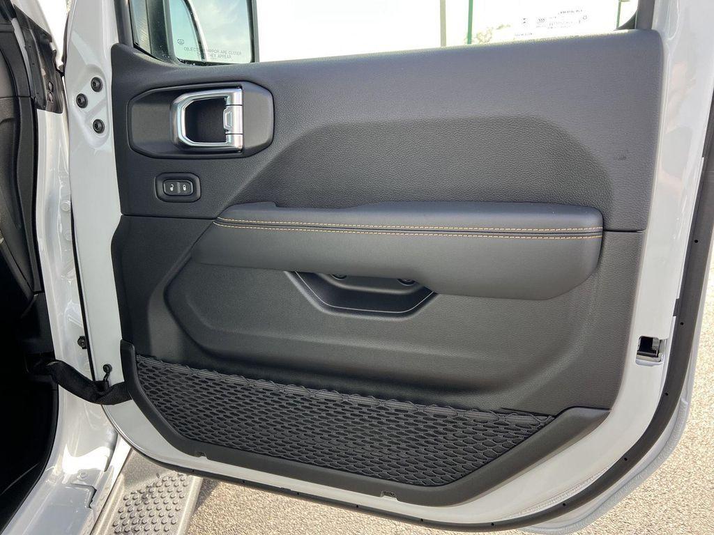 new 2025 Jeep Wrangler car, priced at $53,152