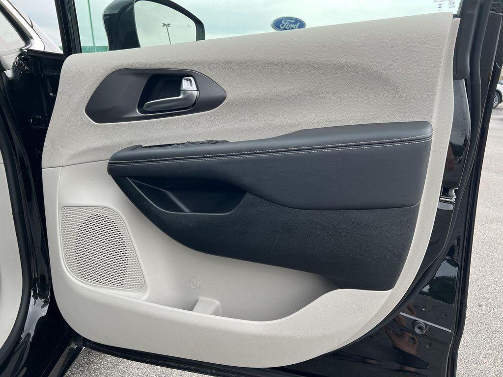 used 2024 Chrysler Pacifica car, priced at $31,996