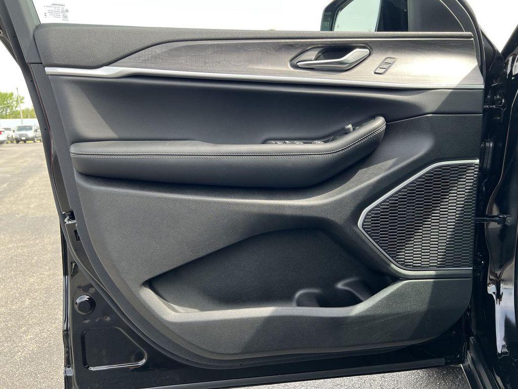 new 2025 Jeep Grand Cherokee L car, priced at $51,237