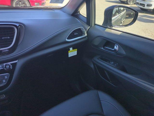 new 2025 Chrysler Pacifica car, priced at $38,646