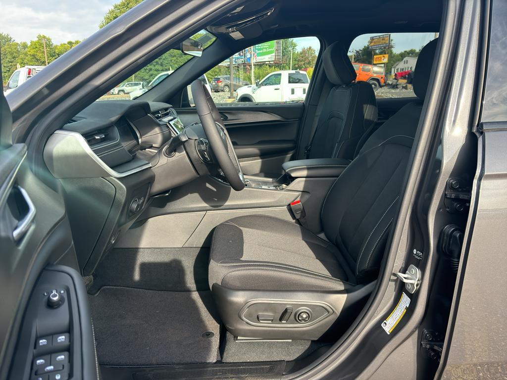 new 2025 Jeep Grand Cherokee car, priced at $44,676