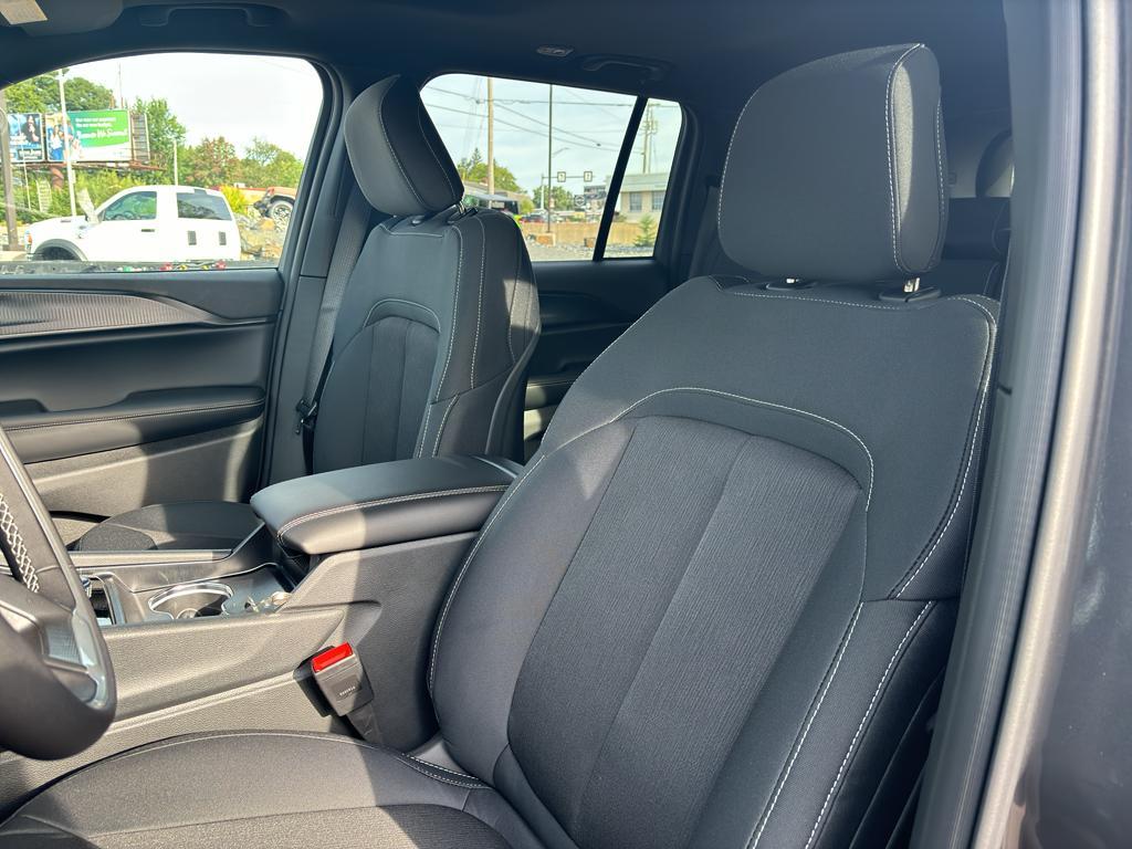 new 2025 Jeep Grand Cherokee car, priced at $44,676