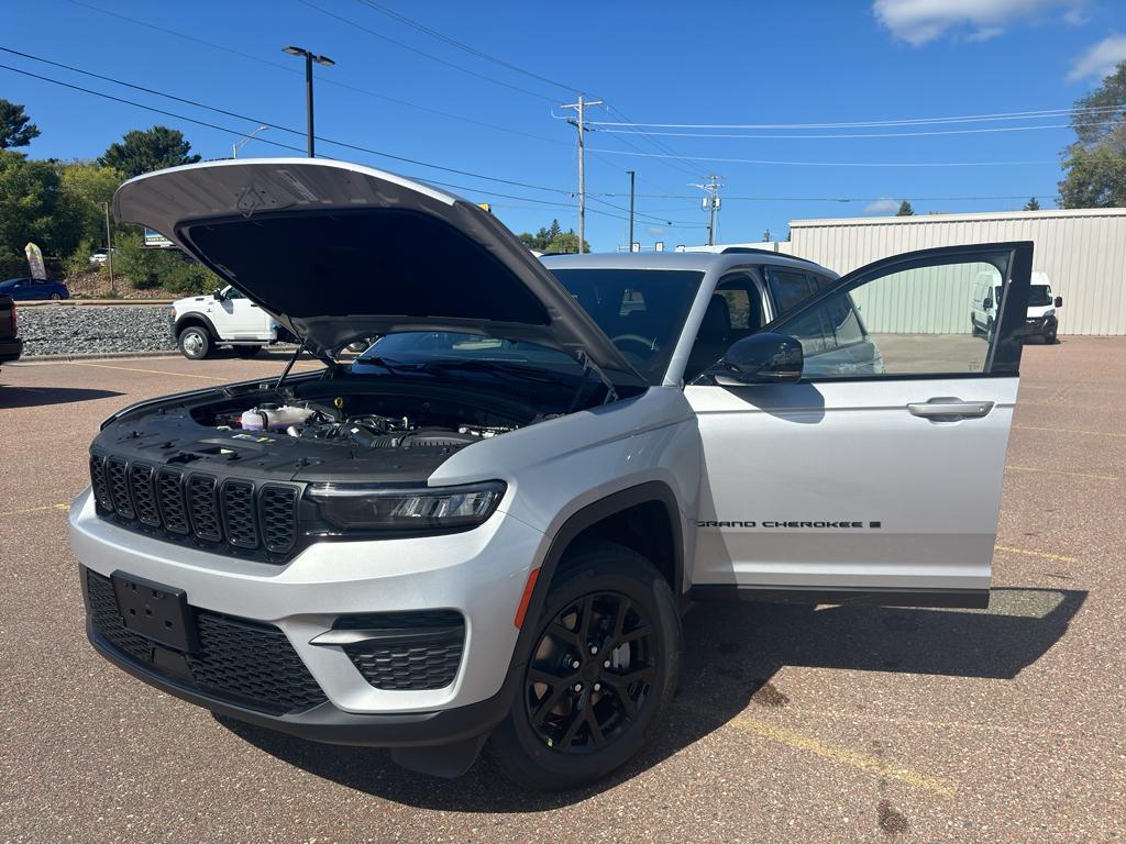 new 2025 Jeep Grand Cherokee car, priced at $46,528