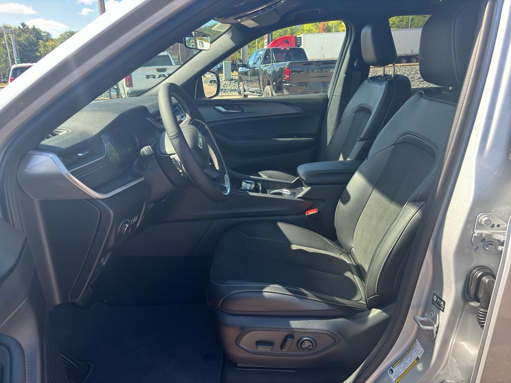 new 2025 Jeep Grand Cherokee car, priced at $46,528