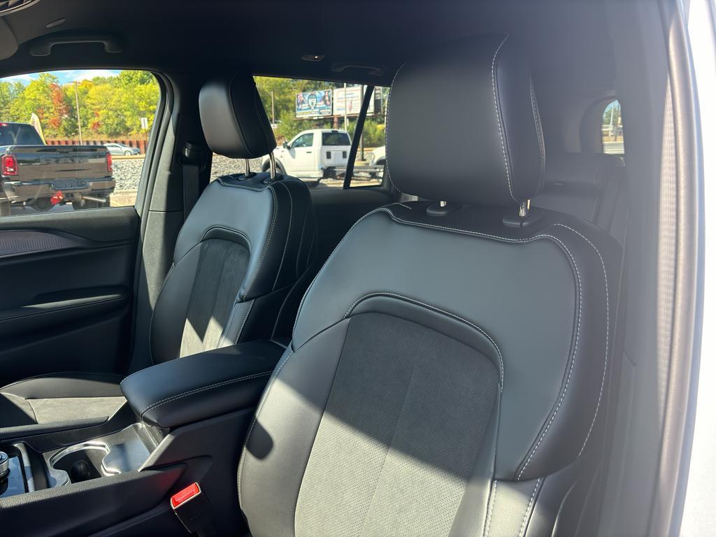 new 2025 Jeep Grand Cherokee car, priced at $46,528