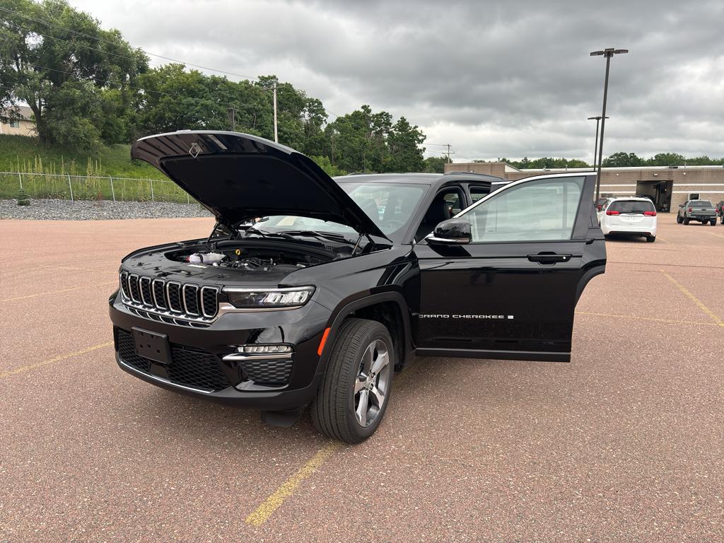 new 2025 Jeep Grand Cherokee car, priced at $50,500
