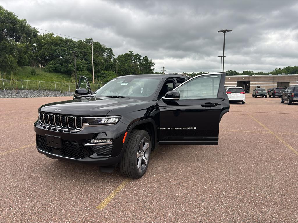 new 2025 Jeep Grand Cherokee car, priced at $50,500