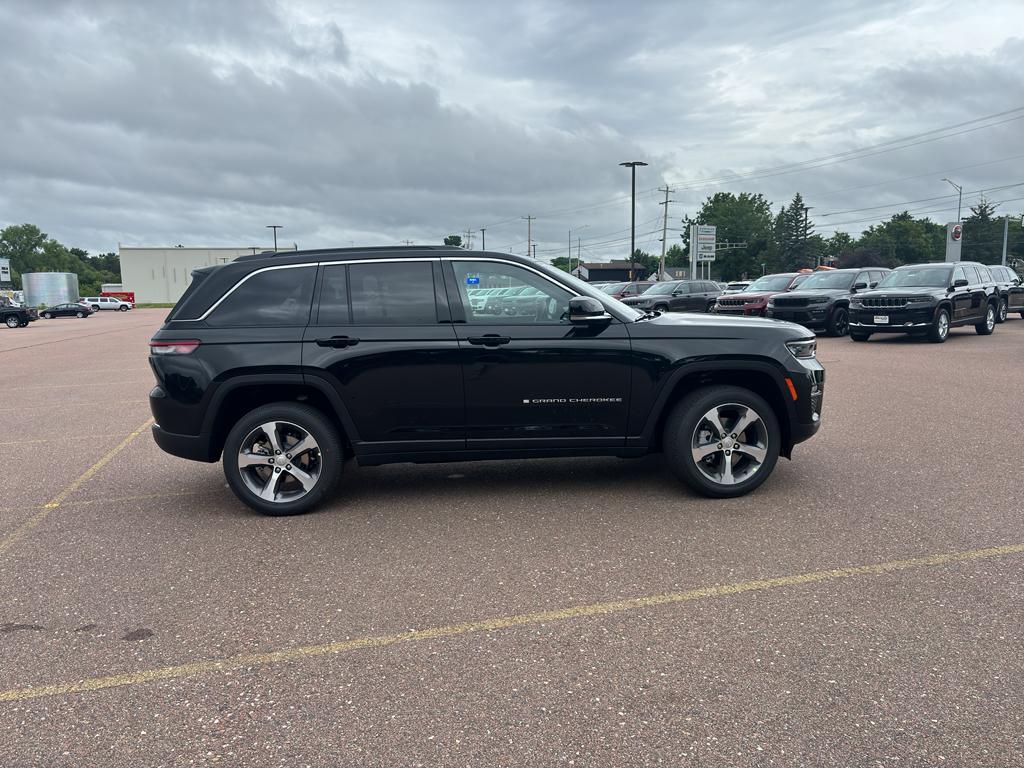 new 2025 Jeep Grand Cherokee car, priced at $50,500