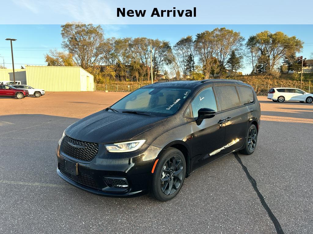 used 2025 Chrysler Pacifica car, priced at $40,717