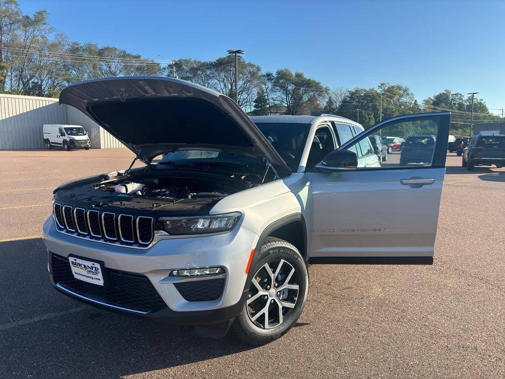 new 2025 Jeep Grand Cherokee car, priced at $48,490