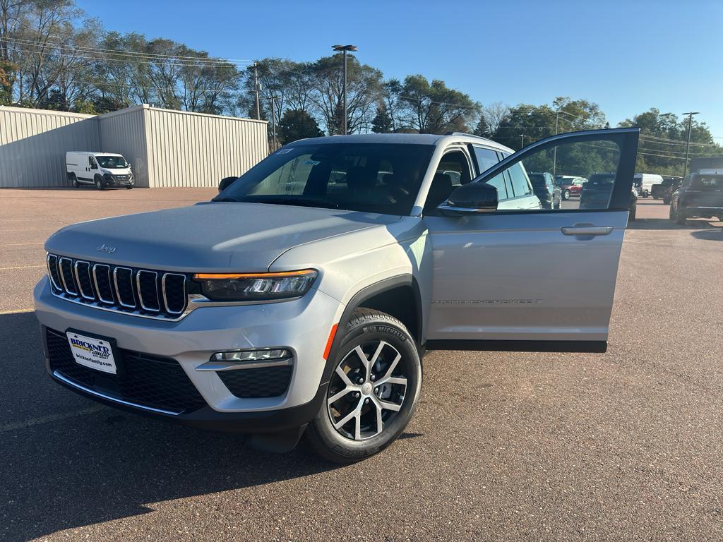 new 2025 Jeep Grand Cherokee car, priced at $48,490