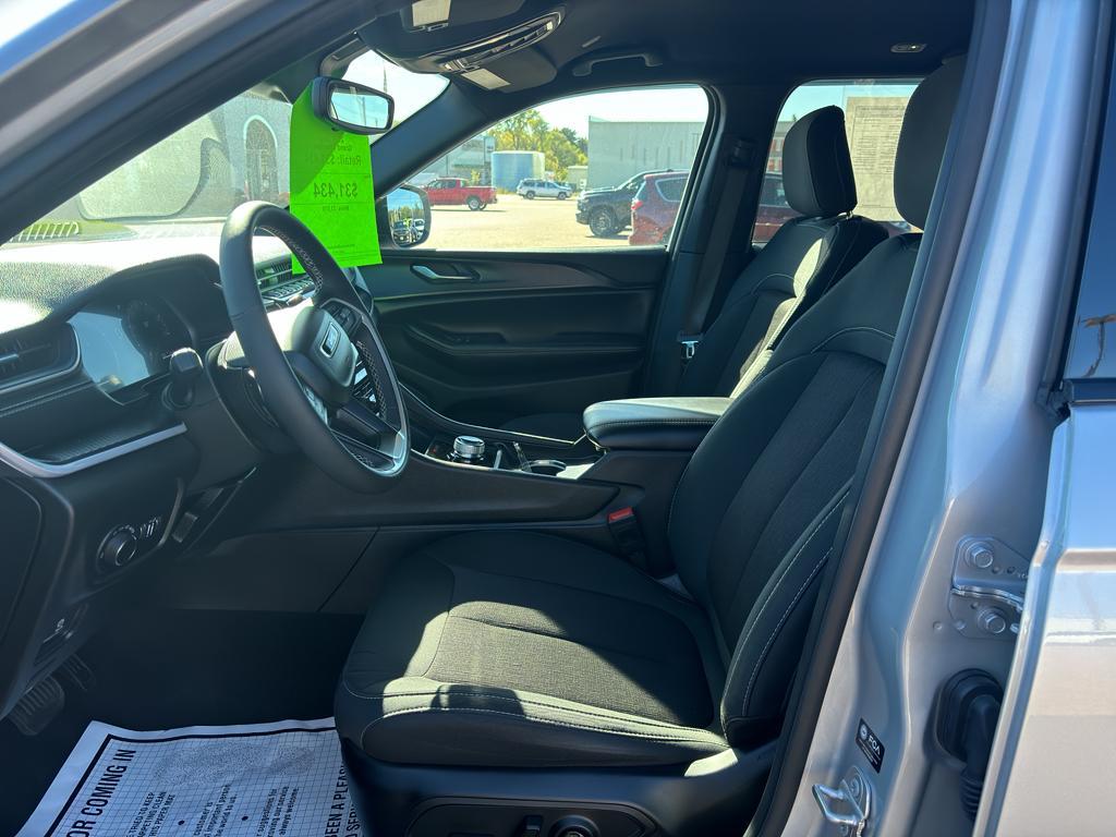 used 2024 Jeep Grand Cherokee car, priced at $31,434