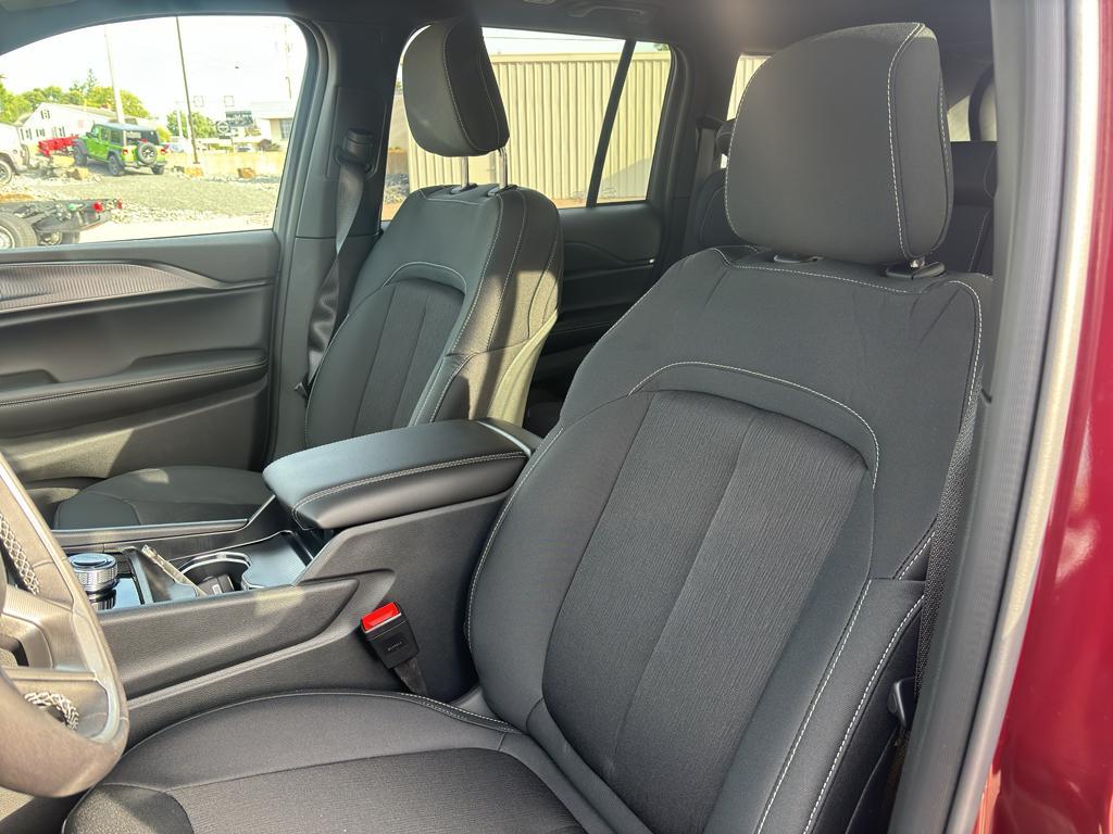 new 2025 Jeep Grand Cherokee car, priced at $44,676