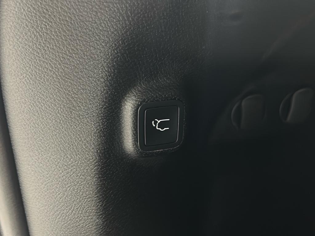 used 2023 Jeep Cherokee car, priced at $25,061