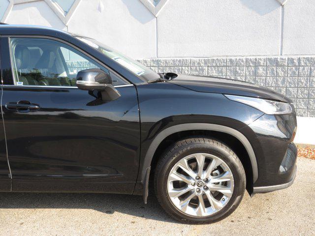 used 2022 Toyota Highlander car, priced at $35,989