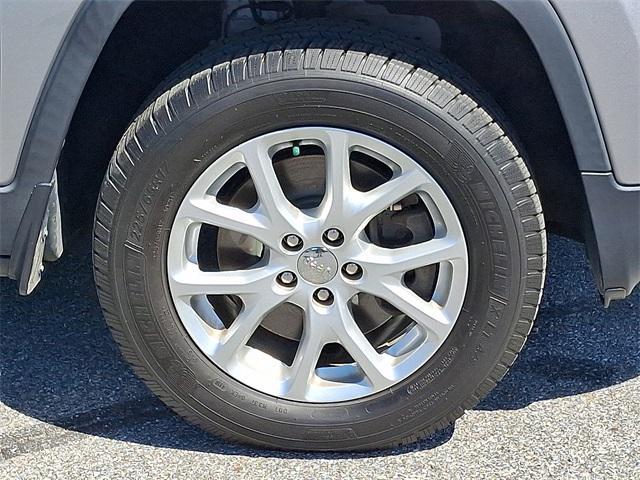 used 2015 Jeep Cherokee car, priced at $14,995