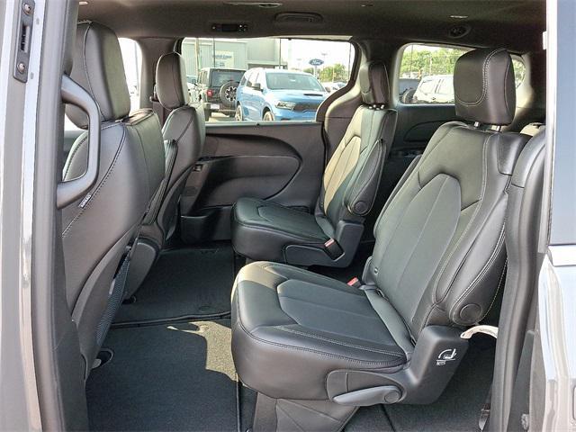 new 2025 Chrysler Pacifica car, priced at $42,019