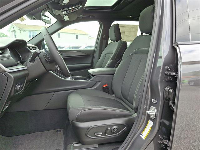new 2025 Jeep Grand Cherokee car, priced at $39,680