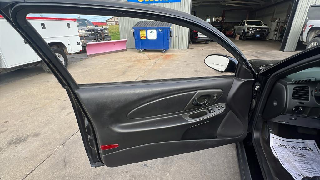 used 2001 Chevrolet Monte Carlo car, priced at $7,995