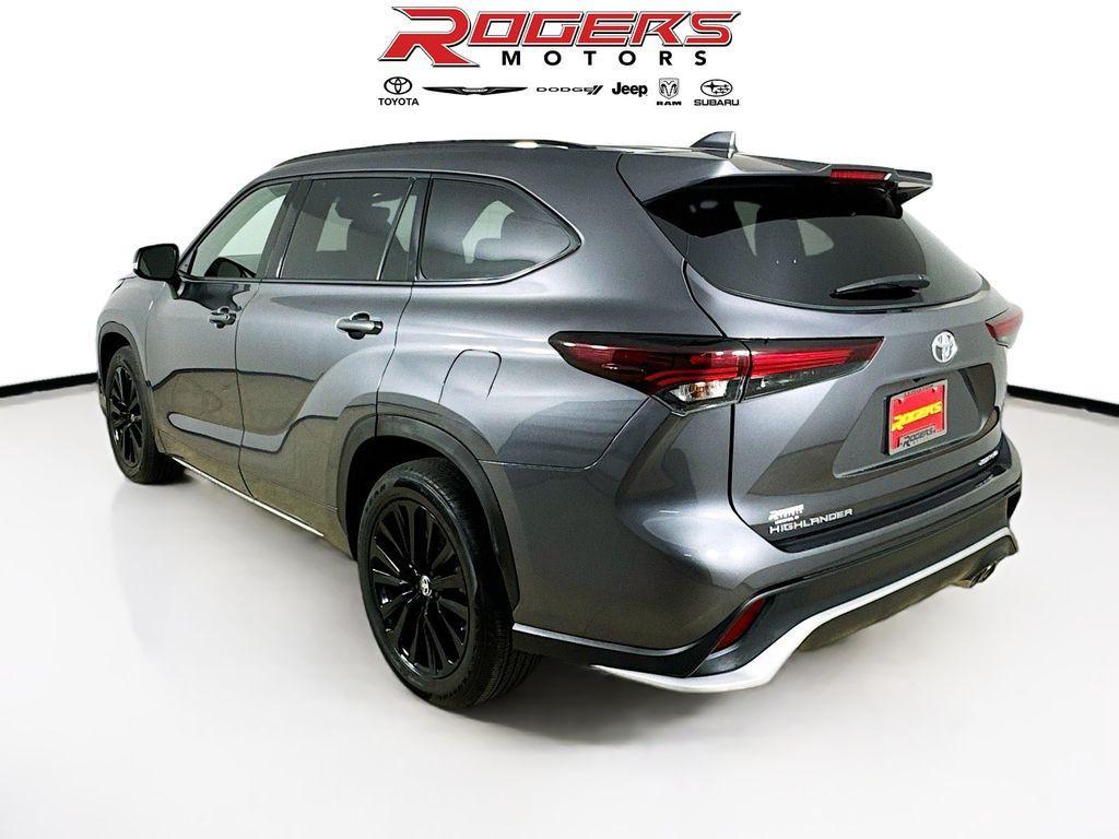 used 2024 Toyota Highlander car, priced at $47,999
