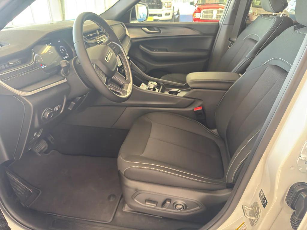 new 2025 Jeep Grand Cherokee car